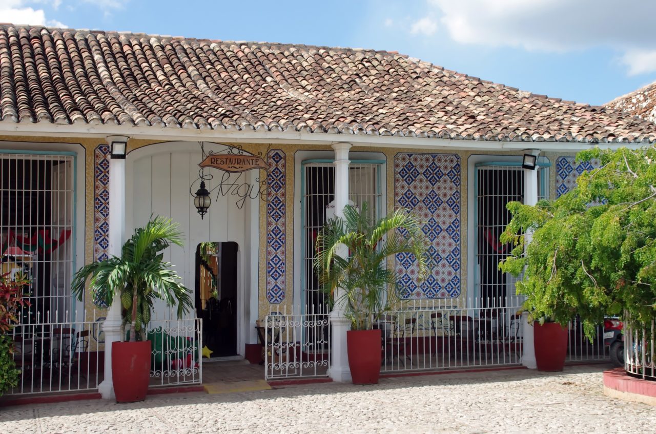 Частные дома на кубе. Куба архитектура колониальная. Тринидад Куба. Тринидад на Кубе. Кубинский дом.